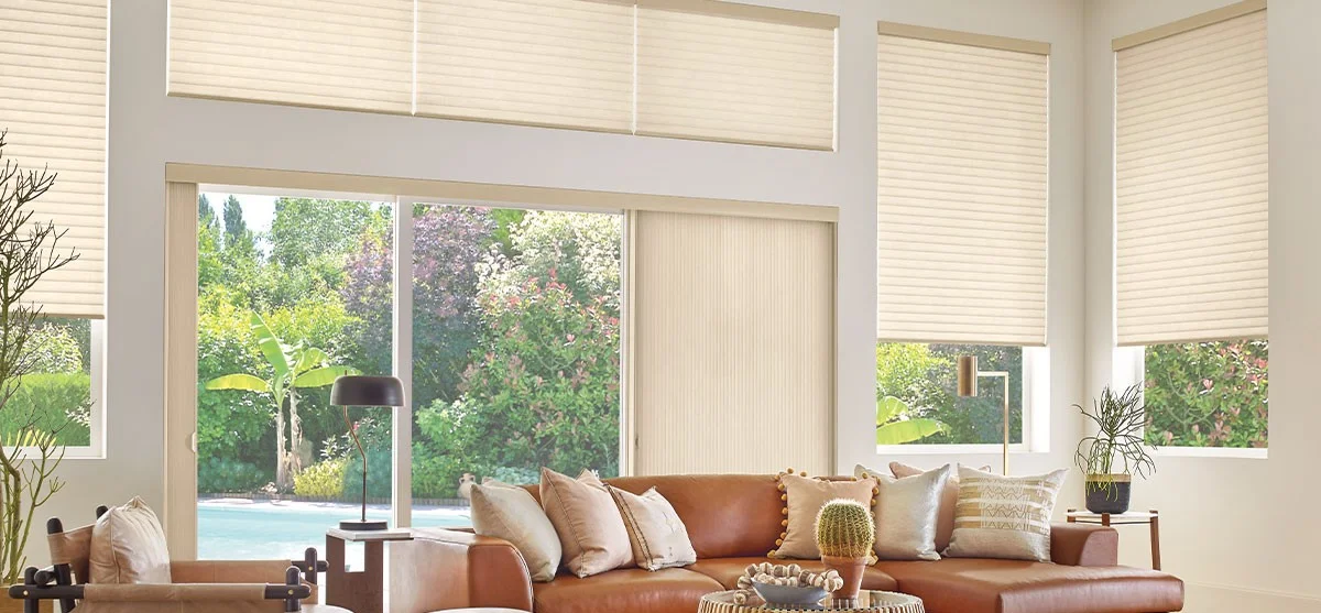 Interior con cortinas elegantes